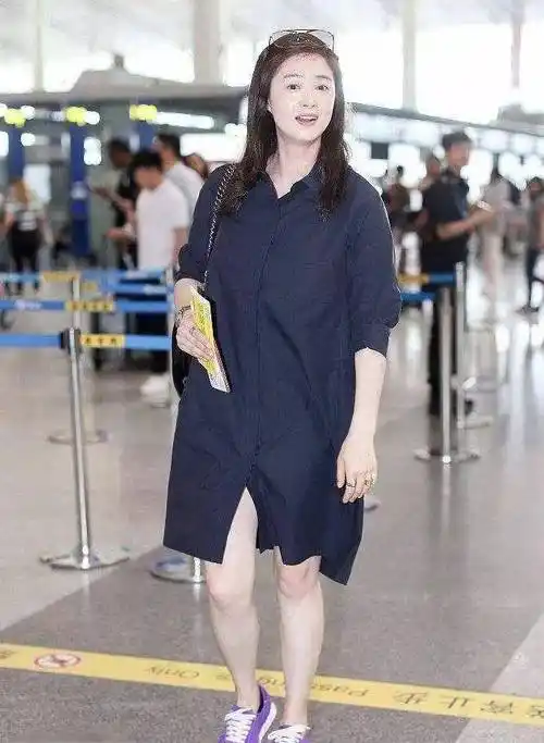 蒋欣目测得有130斤,穿刺绣裙还露三角形细腰,上身效果惊艳富态_裙子