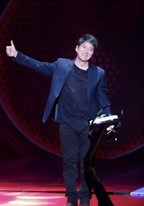 周华健带妻子出游,老婆头发花白稀疏像长辈,男方贴心尽显爱意