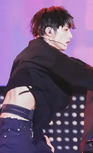 看到时代少年团刘耀文的腹肌和身材你还能相信他才十五岁吗