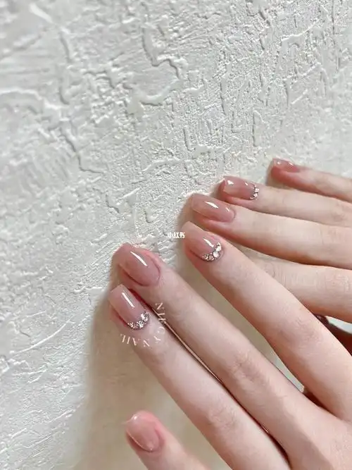 裸色显白温柔系美甲