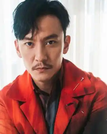 原创张震45岁近照曝光身材颜值在线手上名表太抢眼