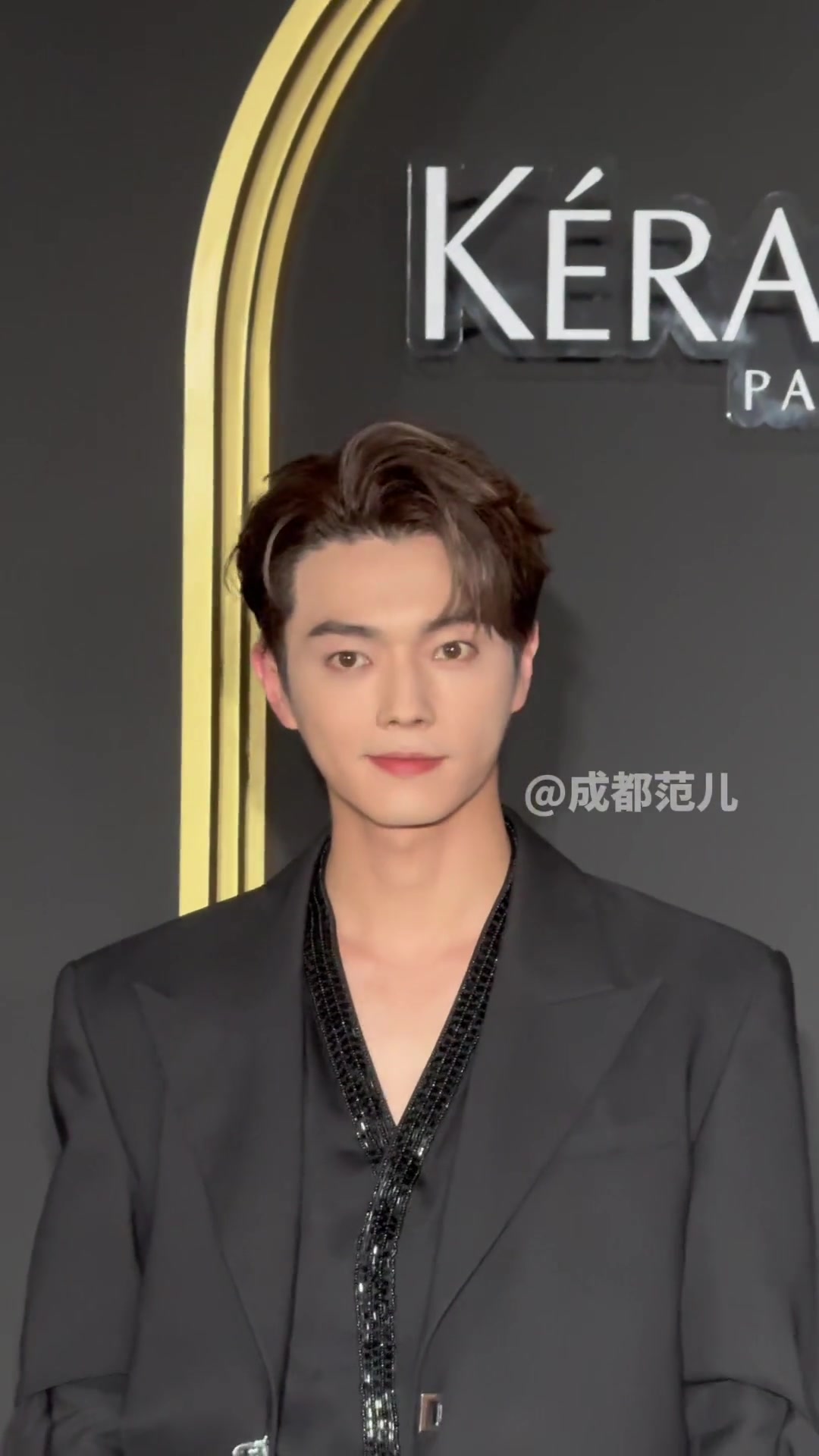 许凯一身黑西装现身成都 许凯 男明星 成都 许凯soso 西装杀-度小视