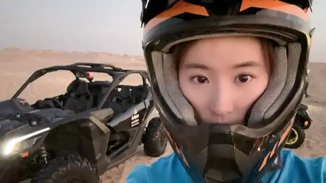 刘亦菲阿布扎比旅游照原图分享】@刘亦菲罕见晒出15张阿布扎比旅行随