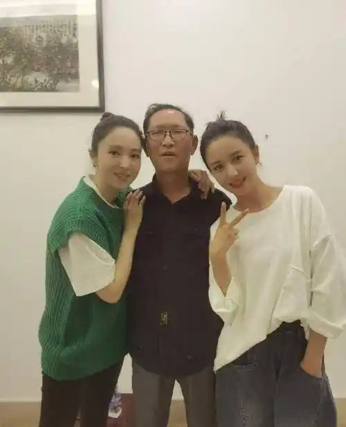 佟丽娅董璇私宅聚会,长相神似双胞胎,就连老公都是一个德行!