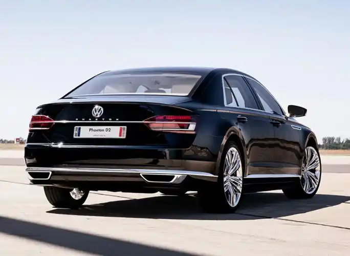 从外观设计来评判,复活之后的辉腾展示车气质有所提升,车头前脸不像