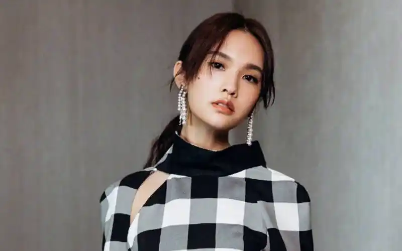 杨丞琳风波后现身跨年演唱会,内娱之路是否依旧顺畅?_发展_因为_影响