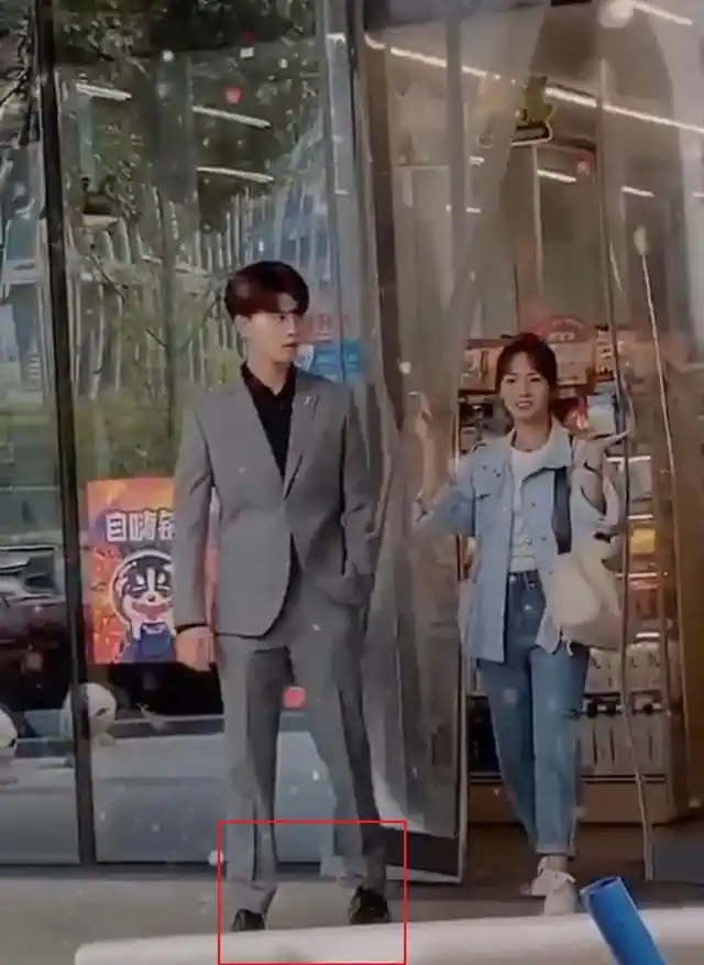 任嘉伦演现代剧比演古装剧难多了,为了营造身高差厚底鞋不离身