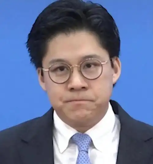 霍启刚44岁再次在内地晋升领取多份薪资背后有两人的支持