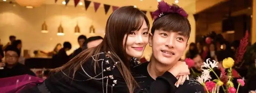 贾乃亮疑似新恋情曝光,和短发美女前往住处,网友炸锅了!