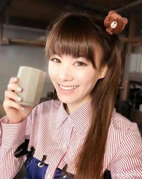 东方卫视万蒂妮,长相甜美口碑又好,原来她嫁给了自己的小学同学