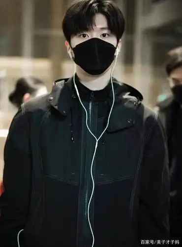 范丞丞机场一身黑:戴黑口罩的丞丞简直不要太帅了