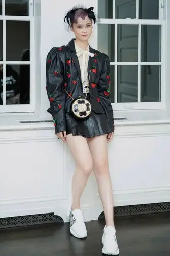 李宇春穿超短裙现身,坐下时不太习惯用手扯衣角,有好身材怕啥呀