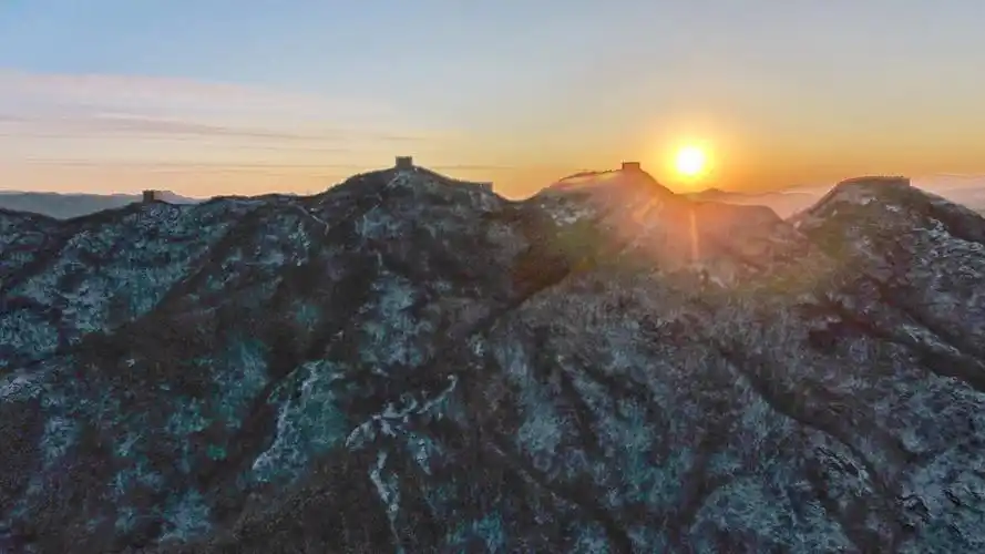 雪后初晴的金山岭长城壮美雄浑,气吞山河(图)