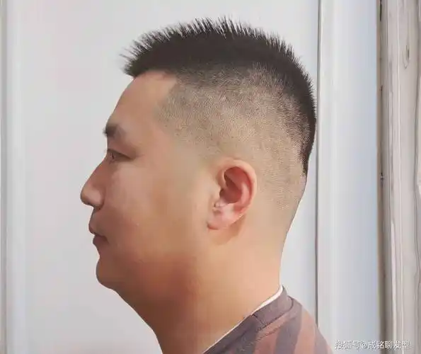 中年男人的发型肯定以短发为主,而短发的特点基本上都是三面光的居多.