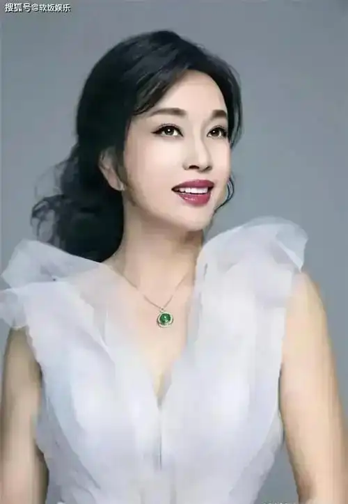 71岁刘晓庆近照吓人!衬衫露腰,穿15厘米增高鞋,自然老去不好吗