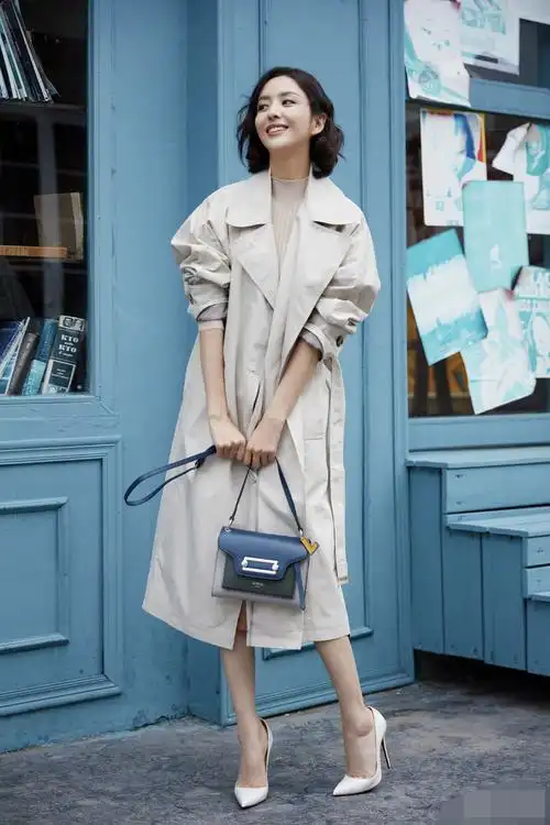 佟丽娅为显瘦拼了牛仔裤剪了套腰上穿直接勒出巴掌腰