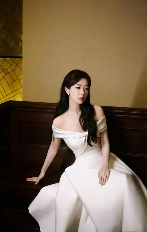 杨紫露肩白裙好温柔啊搭配卷发优雅气质造型简直一绝