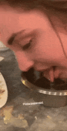 毁三观21岁妹子靠直播当狗走红月入百万