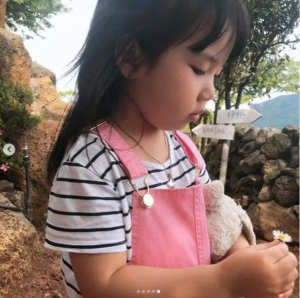 柳真奇太映的女儿露熙近况~~暴风成长啊!