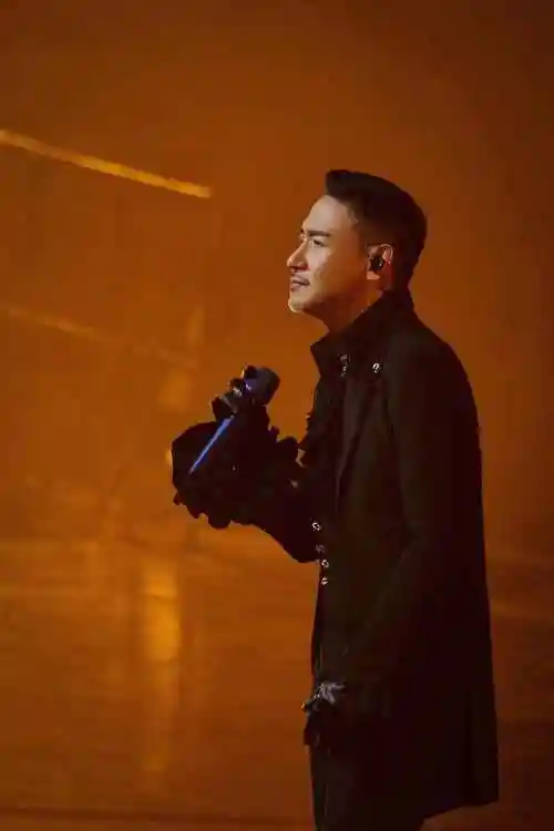 张学友60巡回演唱会香港站震撼启航歌神宝刀未老承诺唱到70岁