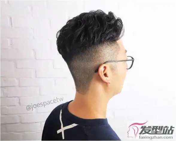 男生两边掏空的发型 纹理剪裁帅气登场击退厚重感