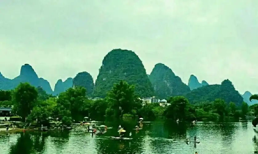 这里有溪涧潺潺,鸟语花香,陶醉于花香之中,被称为天然的大氧吧