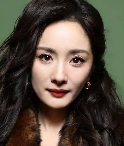 巴黎这一天,杨幂的尴尬,揭开了娱乐圈的三大现实面