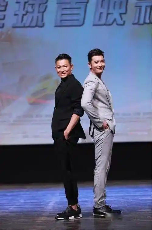 权志龙晒"秃顶图"?穿搭老炮们力证潮流轮回_depp_老爷子_成龙