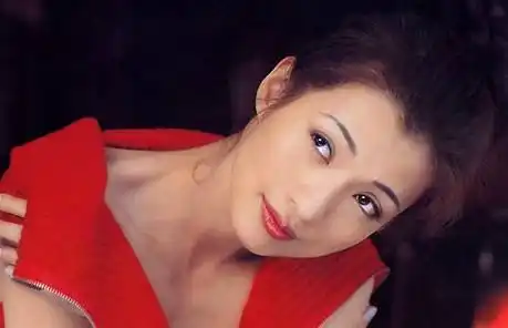 还在成龙电影《城市恋人》里,饰演邱淑贞身边的性感女伴.