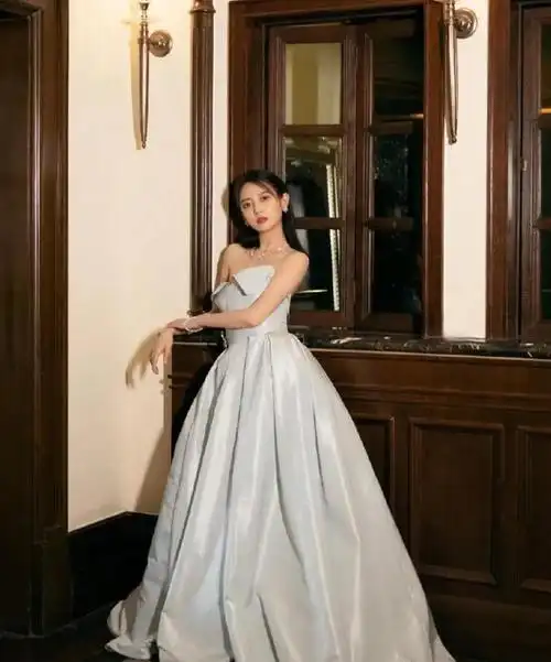 陈钰琪淡蓝色礼服长裙优雅高贵清新甜美