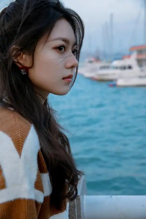 赵今麦手捧黄花码头随拍