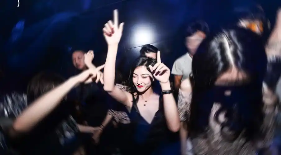 女性穿着性感,女性在酒吧喝酒,不是性侵的理由