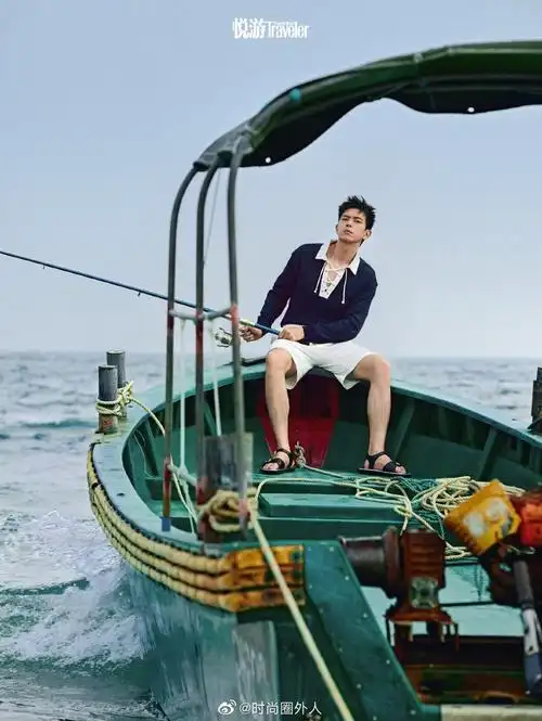 李现的初夏海边封面大片,身穿白色短袖,下搭牛仔裤……_高清图集_新浪