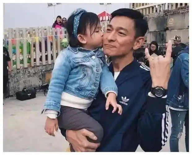 被周润发吐槽女儿奴天王刘德华是怎么养孩子的