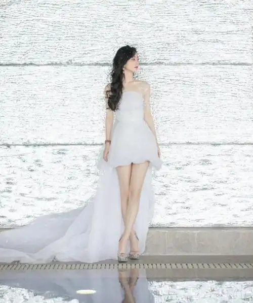 赵丽颖穿羽毛裙秀小鸟腿细腰美背吸睛网友这是当妈妈的人