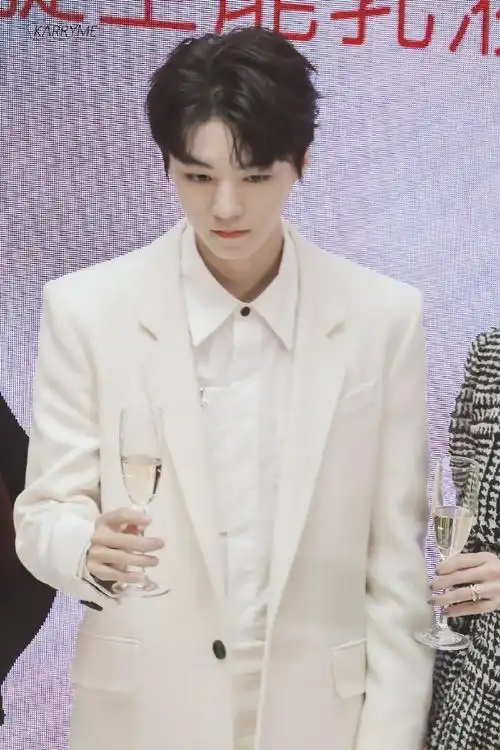 王俊凯纯白大衣造型