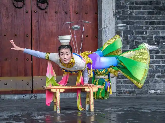 武汉·汉口里迎新春庙会的国家级非遗项目·顶碗杂技表演,很精彩!