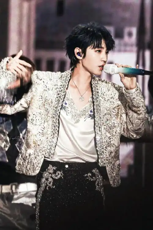 王俊凯苏系侧颜#get不到王俊凯仙品侧颜的人有难了,凯哥灰西装造幸换