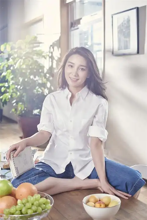 这组全新的写真中,陈蓉身穿白衬衣,阔腿牛仔短裤,简单干净,趴在桌子上