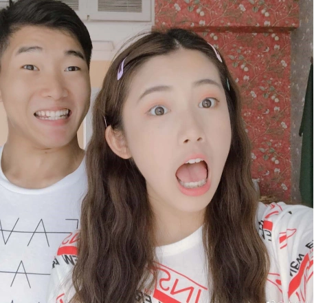 最近,有着"抖音林志玲"之称的@幸猴儿 火了,她和同桌拍的视频成为抖音