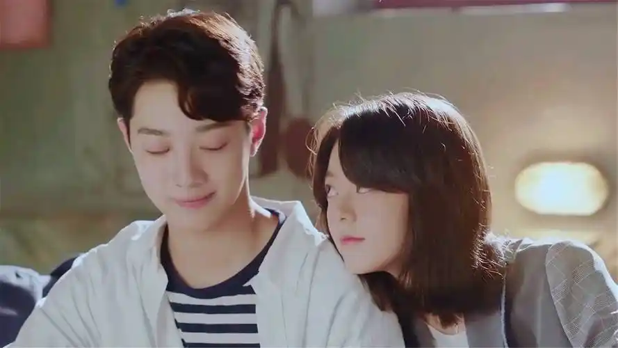 初恋那件小事:梁又年做作业,夏淼淼靠着他肩膀撒娇,画面太甜了