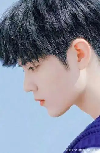 肖战的侧颜,绝美的下颚,隔着屏幕的精致感