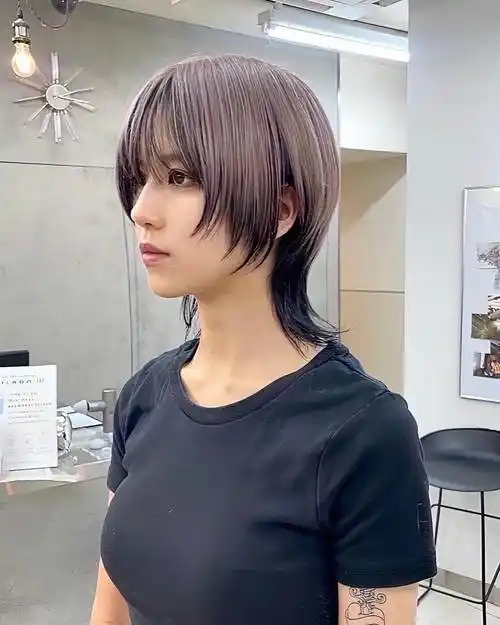 2024发型新潮流:狼尾鲻鱼头女士短发,个性派姐妹的绝佳选择