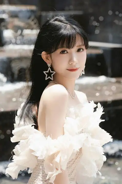 赖美云穿蕾丝花边礼服大秀精致锁骨