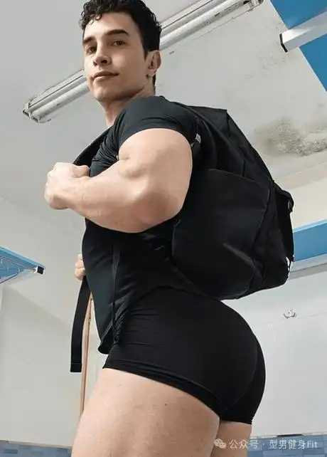 喜欢穿紧身裤的翘臀肌肉男