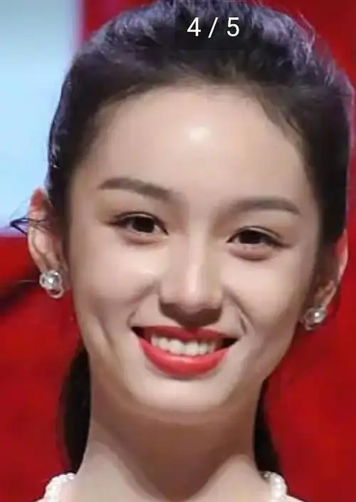 周也怎么笑起来这么崩.