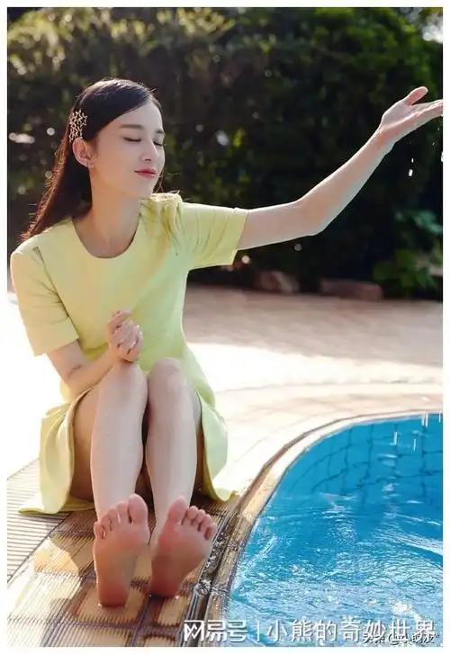 黄圣依惊艳颜值 白皙脚丫