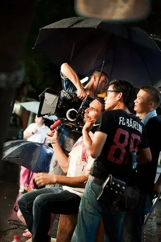 夜雨中偶遇剧组拍摄的场面