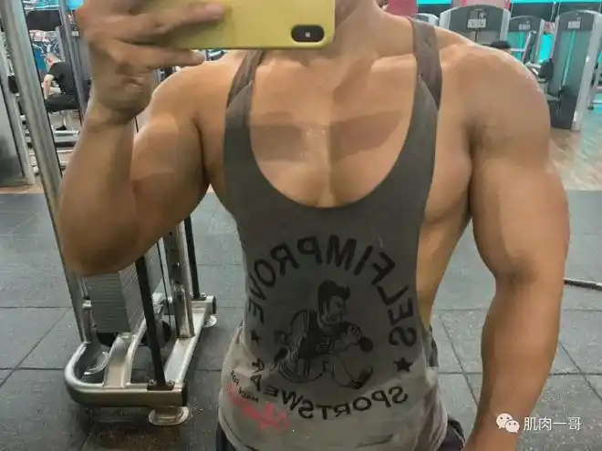 29岁福州巨乳哥走红,这胸肌简直绝了