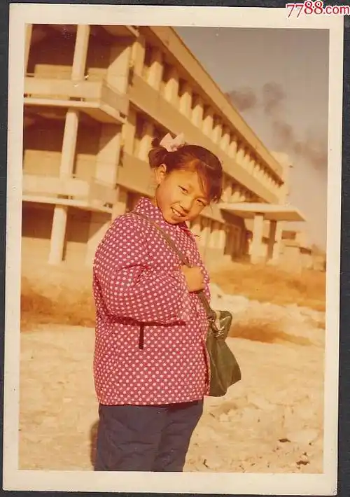 背书包的小女孩_价格10元_第1张_7788收藏__收藏热线